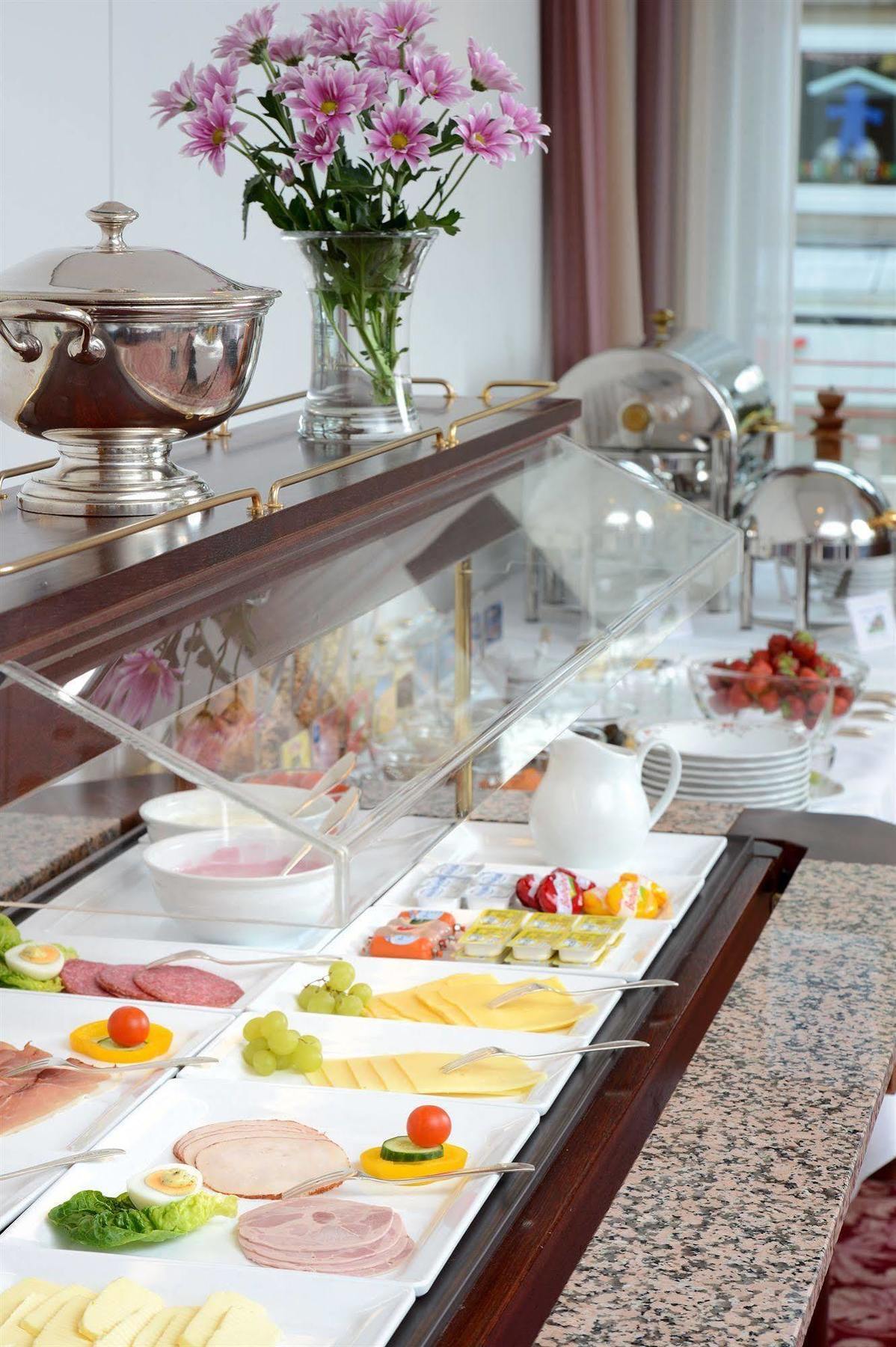 Tante Alma'S Muelheimer Hotel Мильгейм-на-Руре Экстерьер фото